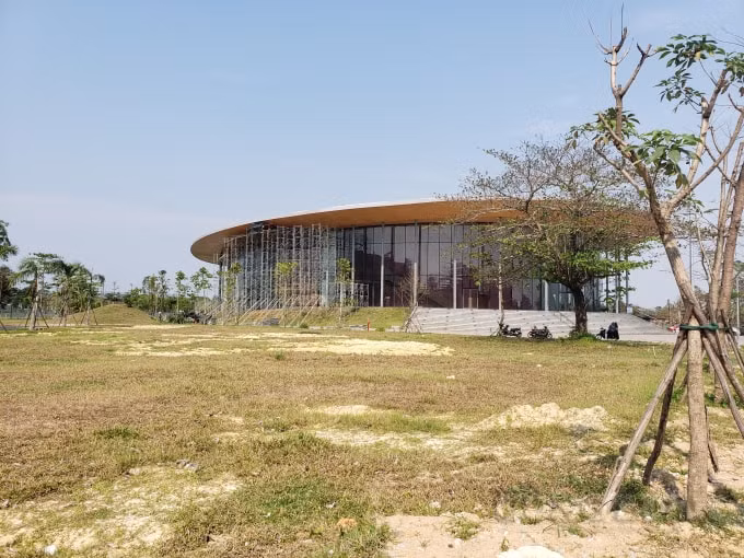 Công trình Nhà hát Sông Hương – Học viện Âm nhạc Huế đầu tư gần 200 tỷ đồng bằng vốn ngân sách của nhà nước.