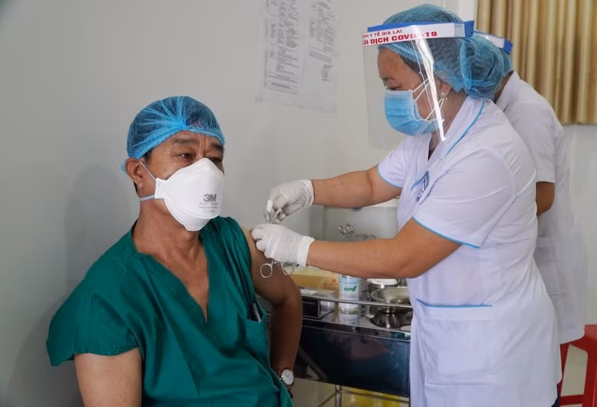 Cán bộ Bệnh viện dã chiến tỉnh Gia Lai tiêm vắc xin ngừa Covid-19. Ảnh: Zingnews.vn