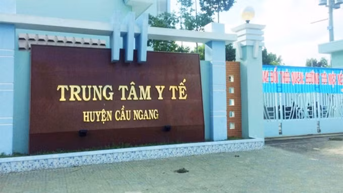 Tạm đình chỉ công tác đối với Giám đốc Trung tâm Y tế huyện Cầu Ngang, Trưởng Trạm Y tế xã Mỹ Hòa (huyện Cầu Ngang) và nhân viên Y tế của trạm này vì chậm trễ trong phòng, chống dịch COVID-19.