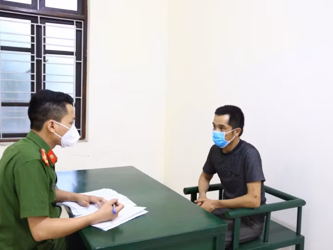 Đối tượng Nguyễn Quốc Nhật tại cơ quan công an