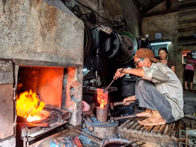Làm việc trong thời tiết nắng nóng là một điều không dễ với mỗi người làm nghề