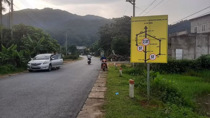 Sở GTVT cắm biển hướng dẫn các xe trên 2,5 tấn lưu thông theo hướng khác để đảm bảo lộ trình.