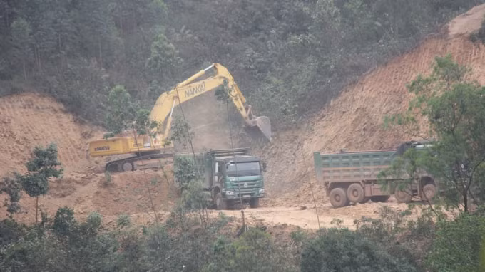 Hiện trường 1 vụ khai thác đất trái phép tại huyện Lục Nam, tỉnh bắc Giang.
