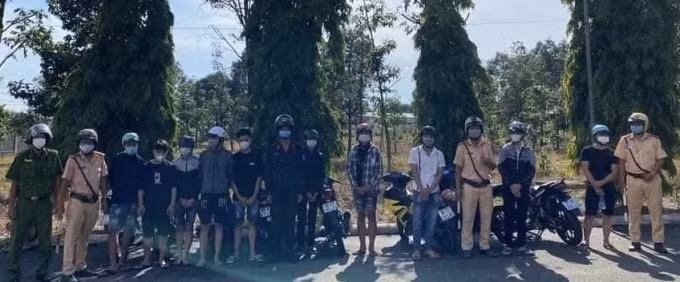 “Quái xế” hẹn nhau qua mạng xã hội so kè tốc độ giữa dịch Covid-19 bị lực lượng chức năng xử lý.