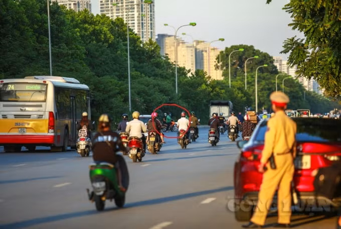 Khi thấy lực lượng Đội CSGT số 11 (Phòng CSGT, Công an TP. Hà Nội) đứng chốt từ xa, người dân không ngần ngại quay đầu xe ngược trở lại tránh bị xử phạt lỗi đi ngược chiều.