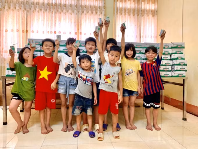Niềm vui của trẻ tại Trung tâm Công tác xã hội và Bảo trợ xã hội (tỉnh Yên Bái) khi nhận sữa từ Quỹ sữa Vươn cao Việt Nam.