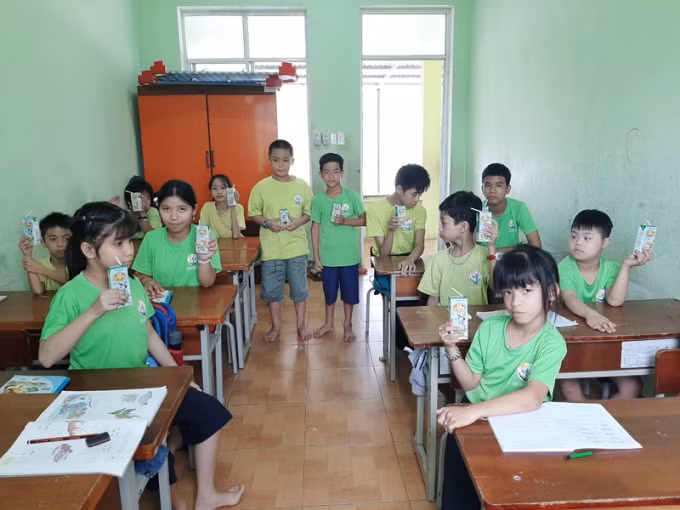 Những hộp sữa dinh dưỡng phần nào giúp các em tại Trung tâm Hướng Dương Việt (Quảng Nam) tăng cường sức khỏe trong mùa dịch