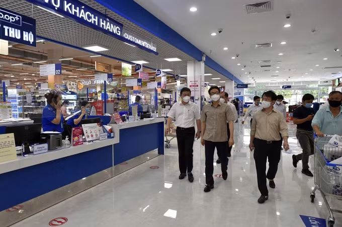 Phó Thủ tướng Vũ Đức Đam kiểm tra công tác phòng chống dịch tại siêu thị Coop mart tại quận Tân Bình. Ảnh: Đình Nam