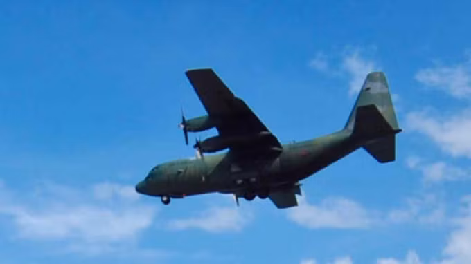 Một chiếc máy bay quân sự C130 của Philippinnes bay ngang qua Tacloban, Leyte, Philippines vào tháng 11 năm 2013 - Ảnh: Getty