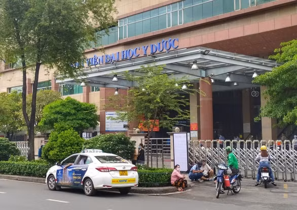 Bệnh viện Đại học Y dược tạm ngưng nhận bệnh nhân vì có 4 ca COVID-19. (Ảnh: tuoitre)