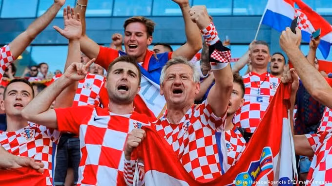 Các cổ động viên của Croatia. Ảnh: AEFE