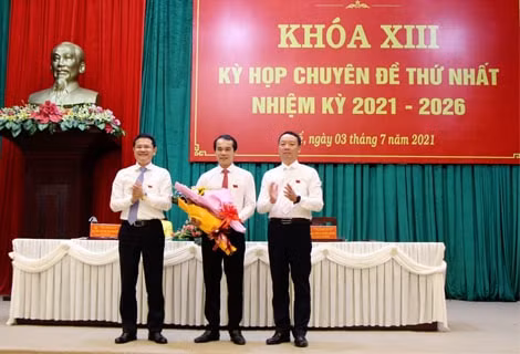Lãnh đạo tỉnh tặng hoa chúc mừng tân Chủ tịch UBND thành phố Huế.
