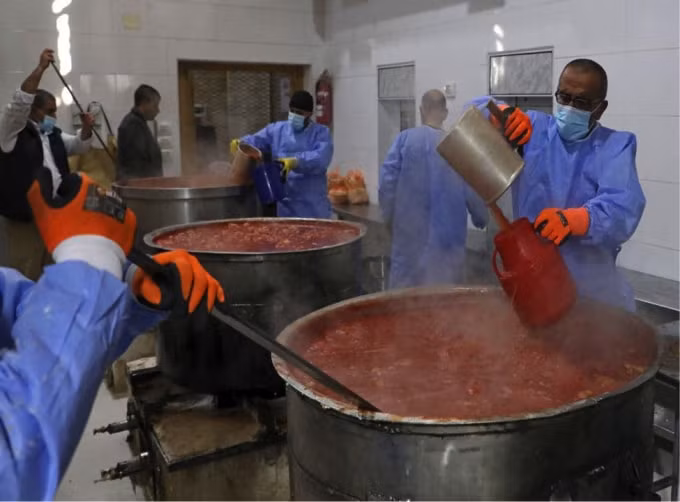 Công nhân chuẩn bị những nồi súp khổng lồ cho một sự kiện lớn ở thành phố Hebron. Ảnh: AFP/ Getty Images.