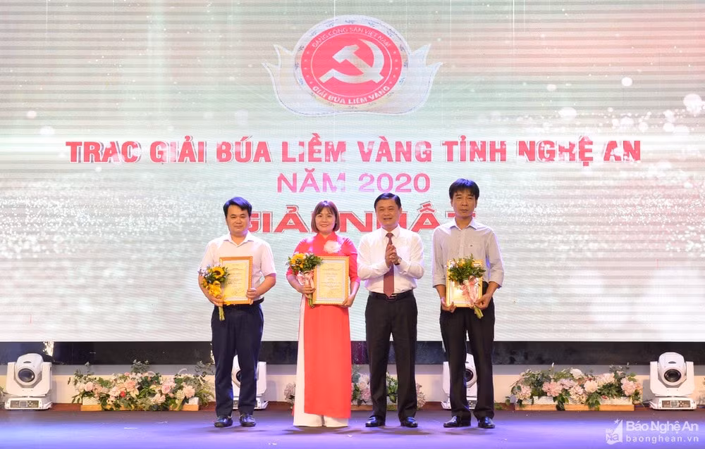 Bí thư Tỉnh ủy Thái Thanh Quý trao giải Nhất cho tác giả, đại diện nhóm tác giả. Ảnh: Thành Cường