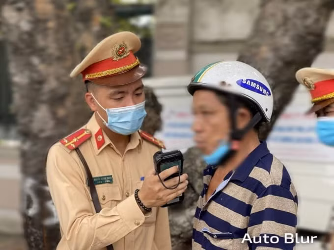 Cảnh sát giao thông kiểm tra nồng độ cồn lái xe.