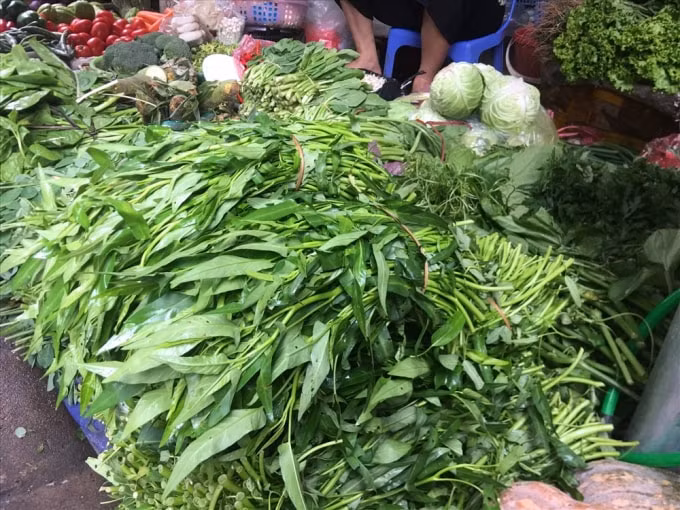 Sau khi có chỉ thị giãn cách toàn thành phố, các mặt hàng rau xanh tại TP.HCM đã tăng gấp rưỡi, thậm chí gấp đôi. Cá biệt, một mớ rau muống có giá lên tới 50.000 đồng.
