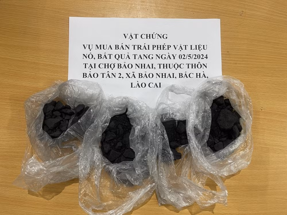 lao cai bat giu nguoi phu nu 70 tuoi ban vat lieu no trai phep tai cho phien hinh 2