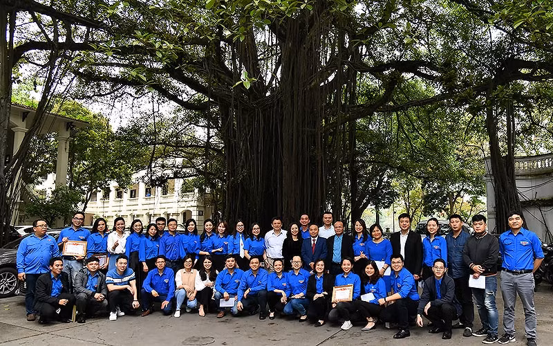 Đoàn viên, thanh niên chụp ảnh lưu niệm với các đồng chí lãnh đạo Báo Nhân Dân. Ảnh: Thủy Nguyên