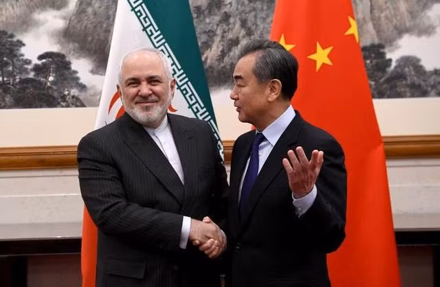Bộ trưởng Ngoại giao Trung Quốc Vương Nghị và người đồng cấp Iran Mohammad Javad Zarif. Ảnh: Reuters