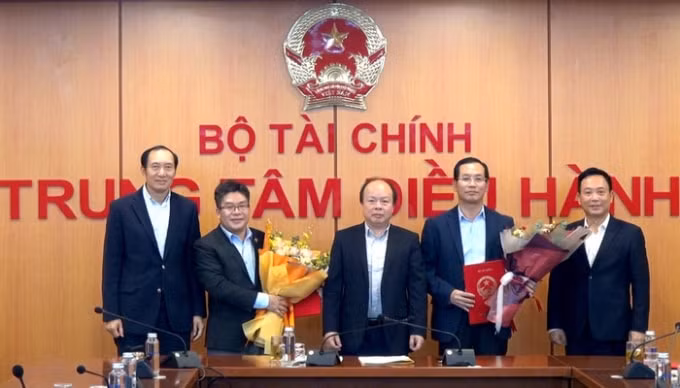 Thứ trưởng Huỳnh Quang Hải trao Quyết định bổ nhiệm Lãnh đạo Sở Giao dịch Chứng khoán Việt Nam.