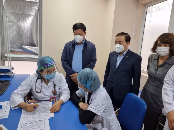 Thành phố Hà Nội đã tiêm vắc xin COVID-19 cho gần 7.000 người, chủ yếu là nhân viên y tế ở 30 quận huyện (ảnh TL).