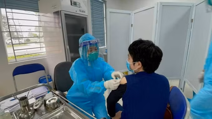 Việc phản ứng sau tiêm vắc xin COVID-19 được đánh giá là triệu chứng hay gặp khi tiêm vắc xin (ảnh TL)