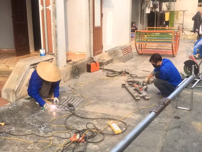 Nhiều đoàn viên, thanh niên đã góp công để giảm chi phí khi xây dựng các khu vui chơi cho thiếu nhi tại Quảng Xương. Ảnh: QD