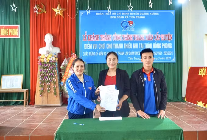 3 bên: đoàn thanh niên xã, chi bộ và chi đoàn thôn ký cam kết thực hiện quy chế hoạt động, quản lý khu vui chơi. Ảnh: QD