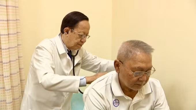 PGS.TS.BS Phạm Nguyễn Vinh - Giám đốc Trung tâm Tim mạch BVĐK Tâm Anh TP.HCM đang thăm khám bệnh nhân.