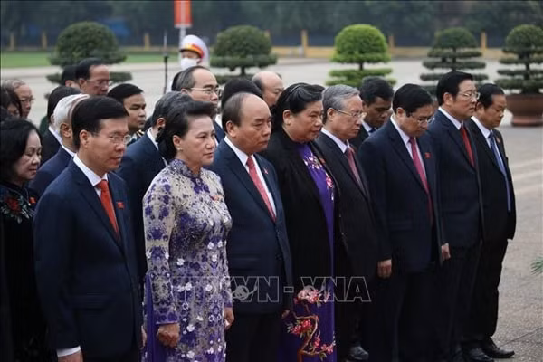 Thủ tướng Nguyễn Xuân Phúc, Chủ tịch Quốc hội Nguyễn Thị Kim Ngân và các đại biểu Quốc hội tưởng nhớ Chủ tịch Hồ Chí Minh. Ảnh: TTXVN