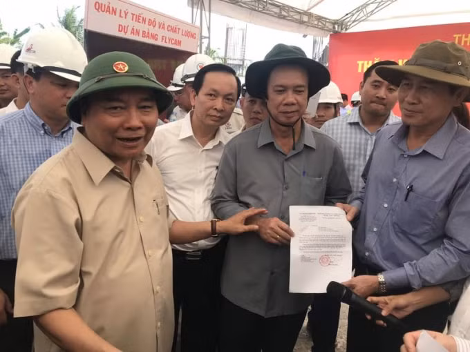 Thủ tướng Nguyễn Xuân Phúc thị sát công trường cao tốc Trung Lương - Mỹ Thuận.