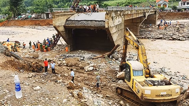 Khắc phục giao thông, làm cầu tạm xã Nậm Păm, huyện Mường La. Ảnh: Nhà báo Đức Tuấn