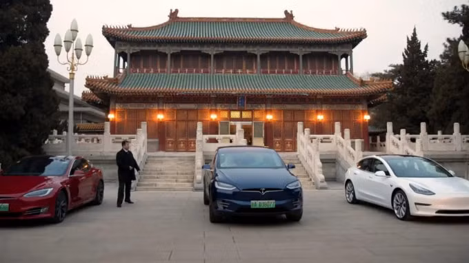 Xe Tesla đậu bên ngoài một tòa nhà tại khu nhà lãnh đạo Trung Nam Hải ở Bắc Kinh trong cuộc gặp giữa CEO Tesla Elon Musk và Thủ tướng Trung Quốc Lý Khắc Cường vào tháng 1 năm 2019. © Reuters