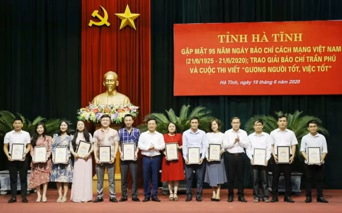 Ban Tổ chức cuộc thi viết “Gương người tốt, việc tốt” (Hà Tĩnh) đã vinh danh các tác phẩm xuất sắc trong năm 2019