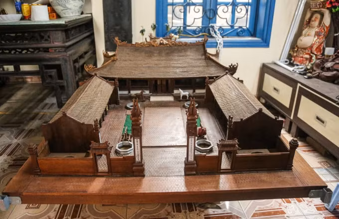 Chất liệu của đình làng siêu nhỏ này chủ yếu là từ gỗ gụ, loại gỗ mà theo nghệ nhân là không hiếm nhưng có thể để được hàng trăm năm, không lo mối mọt, ít cượng và không bị vênh.