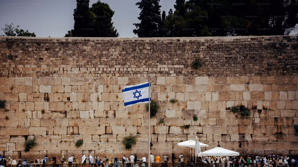 Quang cảnh bức tường phía Tây được bao quanh bởi người dân Jerusalem.