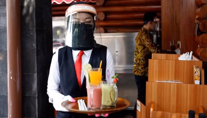 Indonesia nới lỏng dần các hạn chế COVID-19