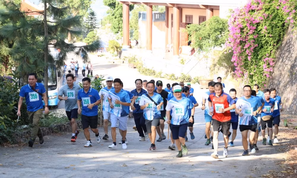 bac giang gan 100 hoi vien nha bao du giai leo nui chinh phuc dinh non vua hinh 1