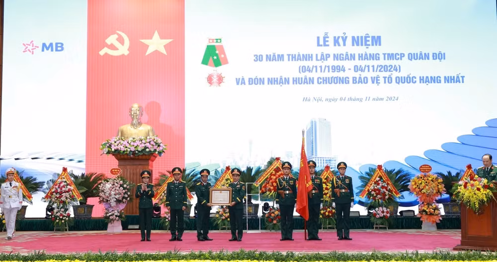 mb ky niem 30 nam thanh lap va don nhan huan chuong bao ve to quoc hang nhat hinh 1