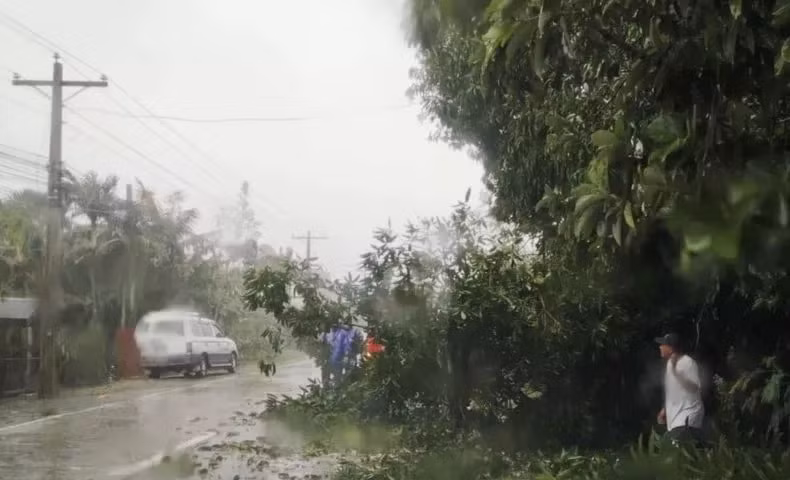 video bao yinxing tan cong philippines khien lang mac ngap lut san bay hu hai hinh 1