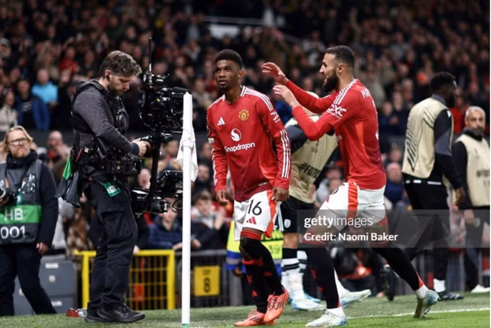 amad diallo ghi cu dup man utd thang tran dau o europa league 2024 25 hinh 1