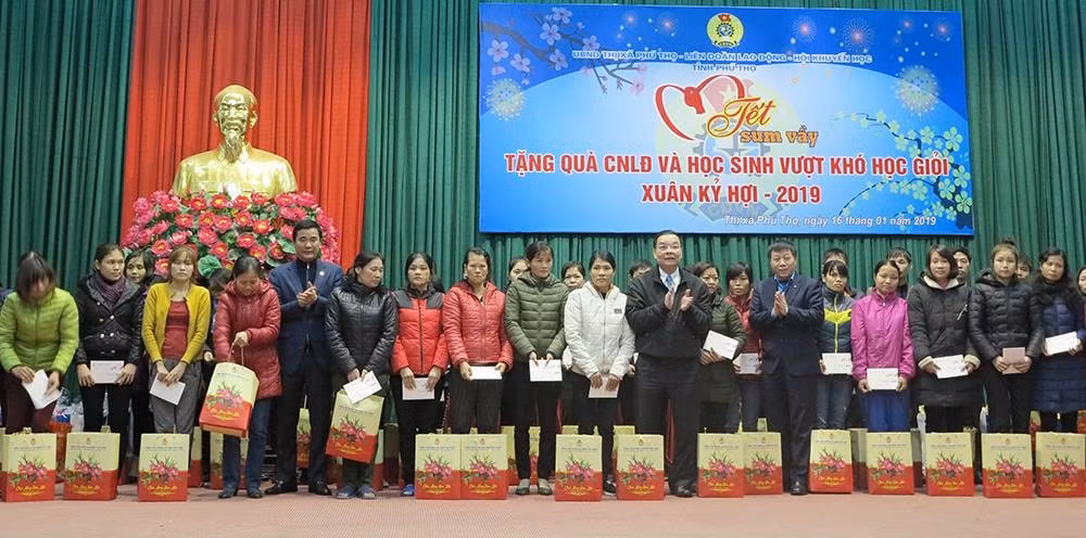 Bộ trưởng Bộ Khoa học và công nghệ Chu Ngọc Anh và lãnh đạo UBND tỉnh Phú Thọ đã trao 50 suất quà cho 50 công nhân lao động có hoàn cảnh khó khăn