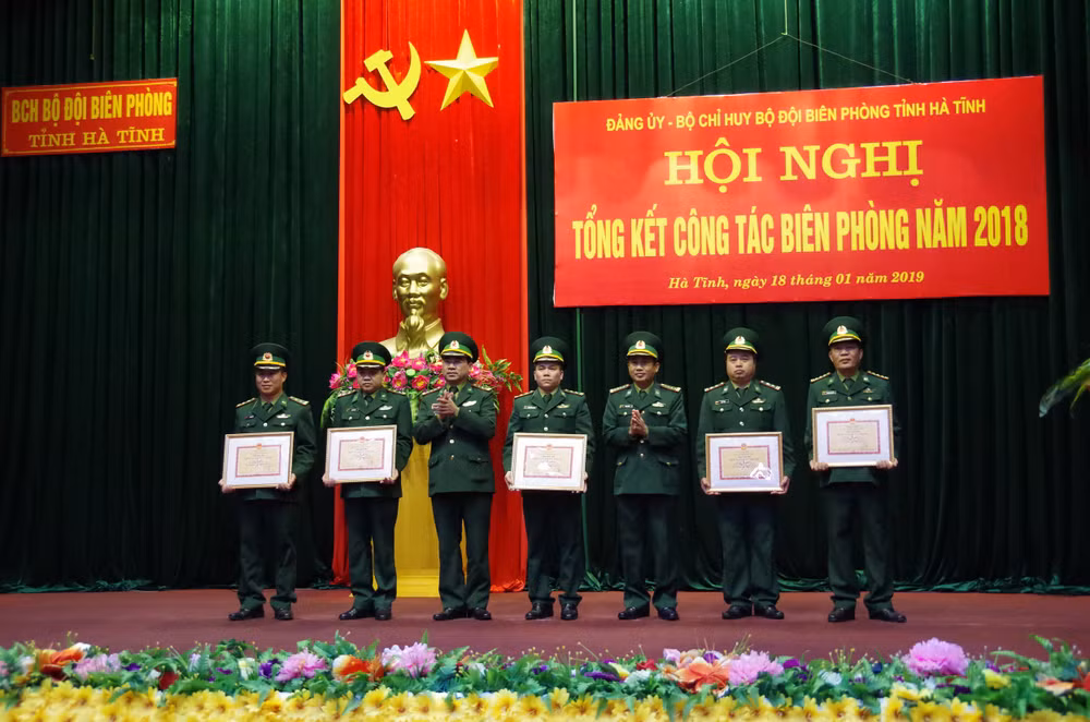 Lãnh đạo BCH trao thưởng cho 6 đơn vị Quyết thắng