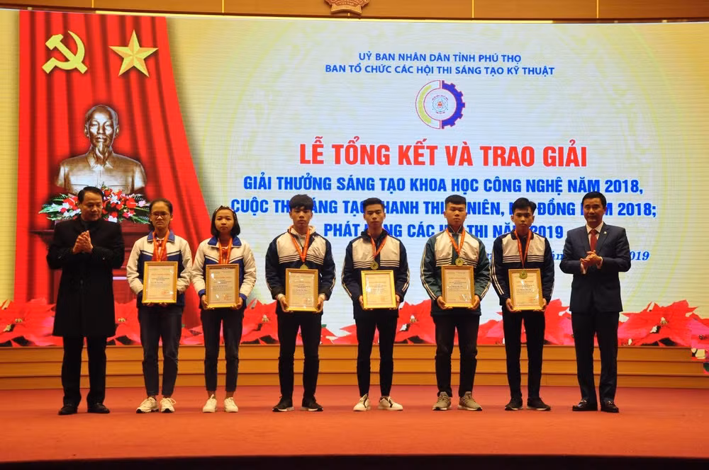 Phó Chủ tịch UBND tỉnh Hồ Đại Dũng cùng đại diện Quỹ Hỗ trợ sáng tạo Việt Nam trao giải Nhất cho các tác giả đạt giải cuộc thi sáng tạo thanh niên, nhi đồng năm 2018.