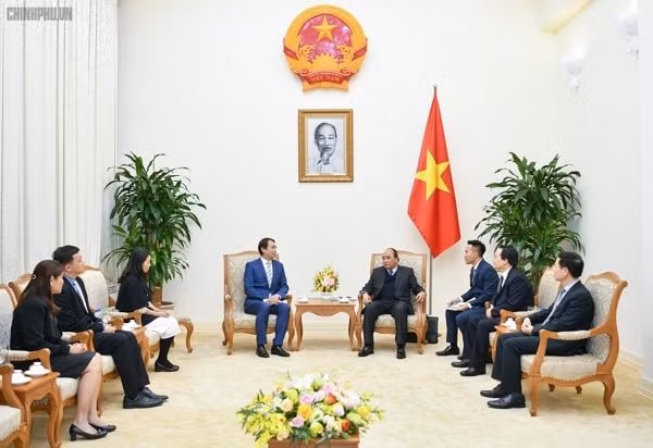 Thủ tướng Nguyễn Xuân Phúc tiếp Chủ tịch Liên đoàn chế biến chế tạo Singapore Douglas Foo. Ảnh: VGP