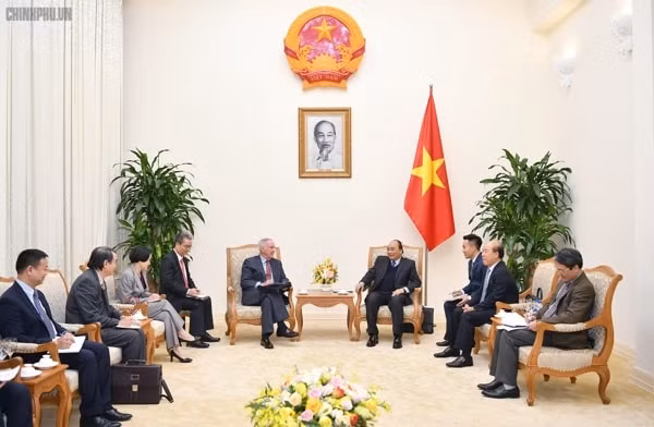 Thủ tướng tiếp cựu Đại sứ Hoa Kỳ tại Việt Nam Pete Peterson. Ảnh: VGP