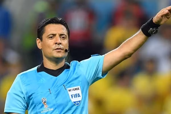 Trọng tài Faghani điều khiển một trận đấu tại World Cup 2018