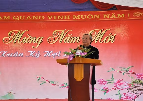Đồng chí Thường trực Ban Bí thư Trần Quốc Vượng chúc Tết bà con đồng bào các dân tộc huyện Văn Yên