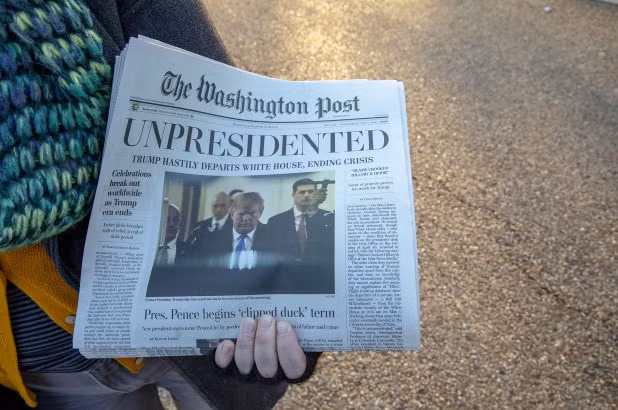 Ấn phẩm giả mạo tờ Washington Post được lan truyền quanh Nhà Trắng. Ảnh: GI