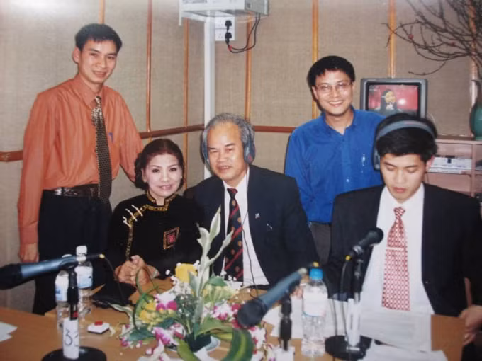 NSND Thanh Hoa dự và hát trực tiếp tặng bộ đội biên giới trong Chương trình Tết 2000 của VOV.
